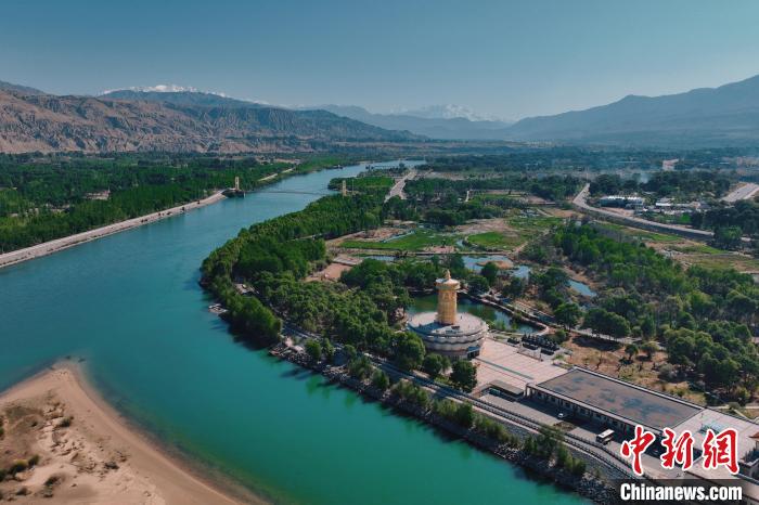 航拍青海貴德黃河岸畔綠意濃濃。　趙凜松 攝