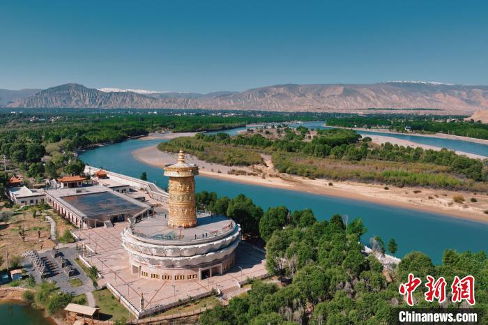 航拍青海貴德黃河岸畔綠意濃濃?！≮w凜松 攝