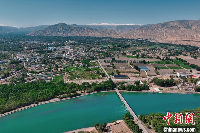 航拍青海貴德黃河岸畔綠意濃濃?！≮w凜松 攝