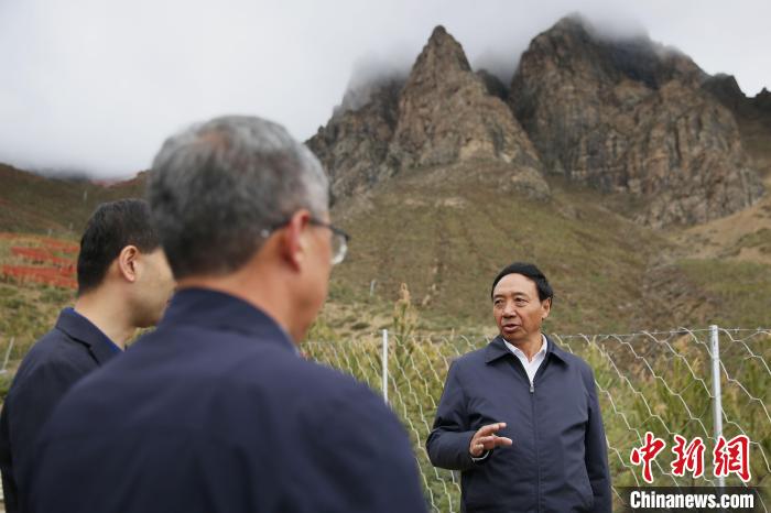 圖為西藏自治區(qū)人大常委會(huì)副主任、拉薩南北山綠化指揮部副總指揮江白(右)?！∝暣_ 攝