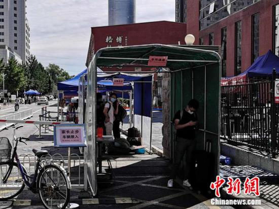 中國科學院大學校門外，豎立著“家長止步”的提示牌。 中新網(wǎng) 張尼 攝