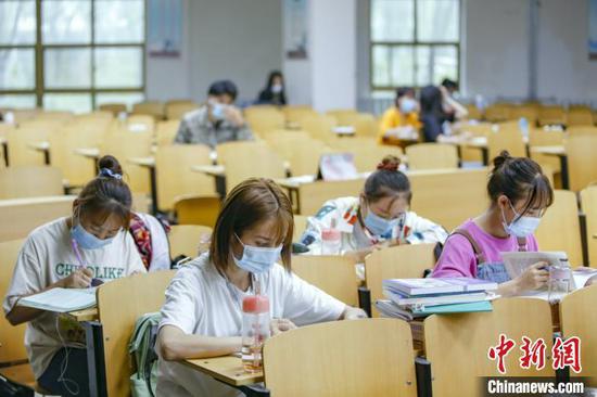 資料圖：學生在圖書館自習室內(nèi)學習?！⑾A 攝