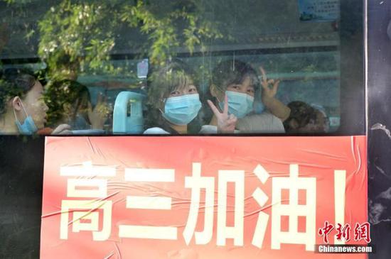 資料圖：2020年7月，廣西南寧沛鴻民族中學(xué)內(nèi)，高三學(xué)生乘坐高考專車前往考點。 中新社記者 俞靖 攝