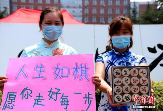 資料圖：2020年7月河南鄭州一高考考點(diǎn)，考生家長送考 中新社記者 王中舉 攝