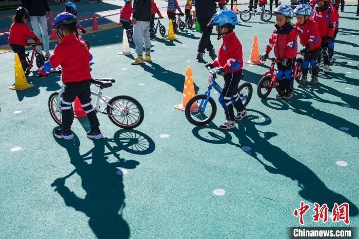 圖為拉薩市實驗幼兒園孩子們正在練習(xí)滑步車?！『闻罾?攝