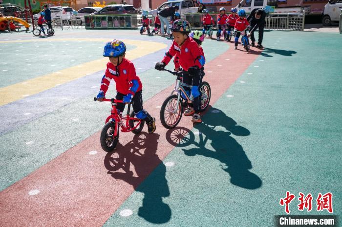 圖為拉薩市實驗幼兒園孩子們正在練習(xí)滑步車。　何蓬磊 攝