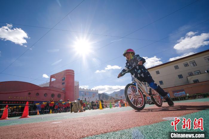 圖為拉薩市實驗幼兒園孩子們正在練習(xí)滑步車。　何蓬磊 攝