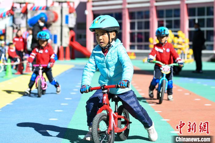 圖為拉薩市實驗幼兒園孩子們正在練習(xí)滑步車?！『闻罾?攝