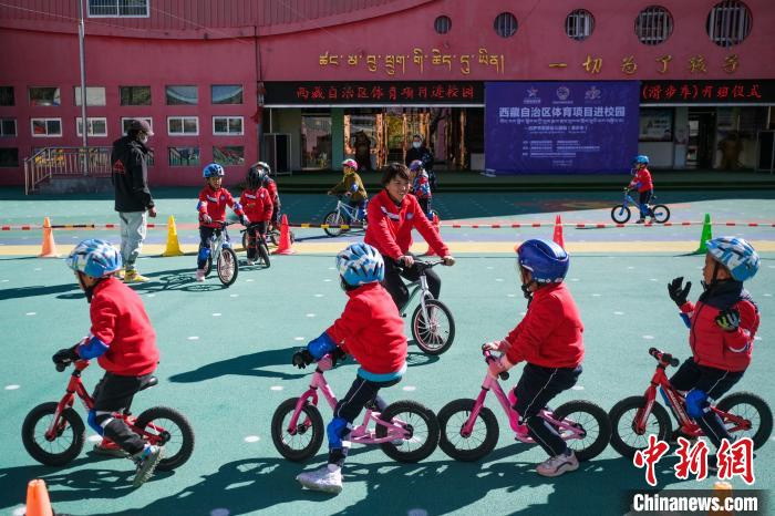 圖為拉薩市實驗幼兒園孩子們正在練習(xí)滑步車?！『闻罾?攝