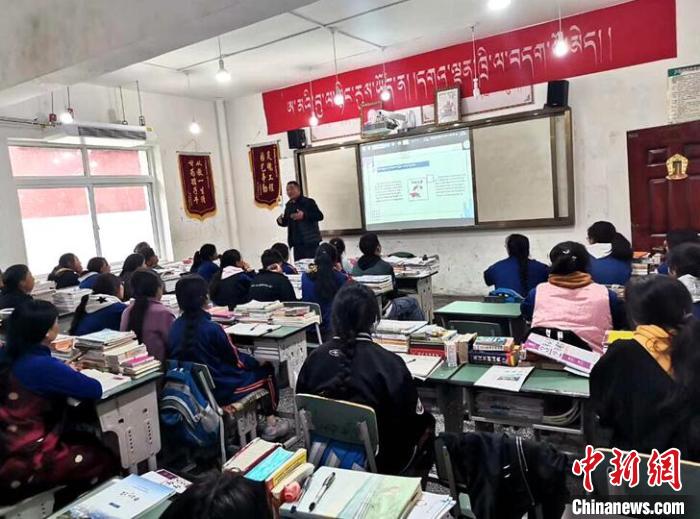 學(xué)生在免費輔導(dǎo)班上課?！∧岈敵?攝