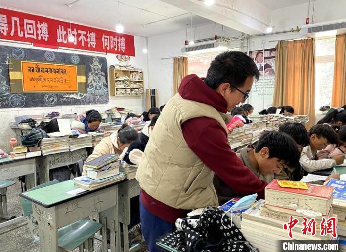 學(xué)生在免費輔導(dǎo)班上課?！∧岈敵?攝