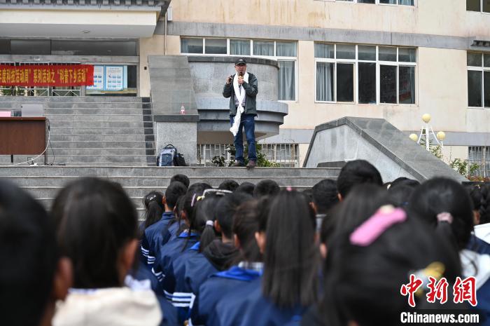 圖為西藏大學(xué)教授寧長(zhǎng)春為中學(xué)生授課。　趙朗 攝