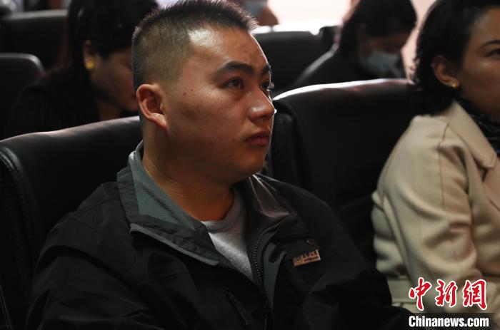 圖為企業(yè)工作人員參加講座?！≮w朗 攝