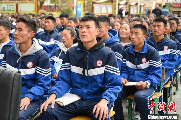 圖為昌都市第五高級(jí)中學(xué)學(xué)生參加授課?！≮w朗 攝