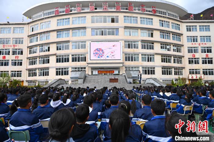圖為昌都市第五高級(jí)中學(xué)全體學(xué)生參加授課?！≮w朗 攝