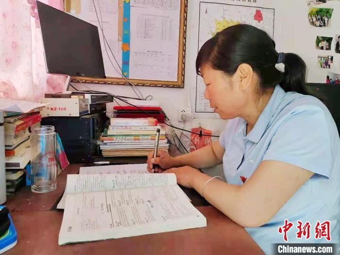 甘肅環(huán)縣“全能老師”堅(jiān)守“麻雀學(xué)?！保簩W(xué)生在，我就在
