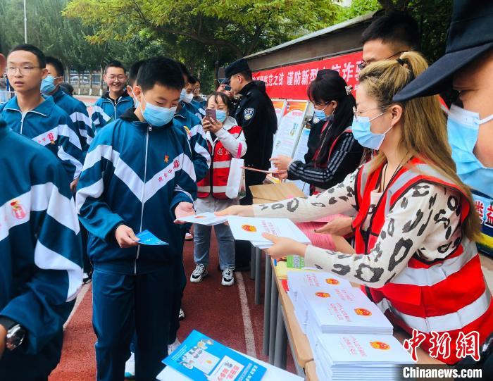 圖為西寧市法制宣傳進(jìn)校園?！∥鲗幨谐俏鲄^(qū)供圖