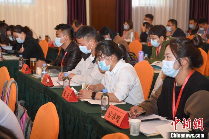 圖為第十五期全國預(yù)防青少年違法犯罪工作理論與務(wù)實(shí)高級(jí)研修班學(xué)員正在上課?！∝暩聛硭?攝