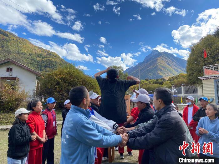 圖為學(xué)生們在西藏巴松措青少年活動營地開展趣味活動?！∥鞑厍嗌倌陮嵺`教育基地供圖