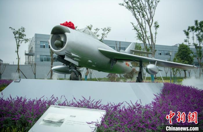 園林式戰(zhàn)斗機(jī)博物館內(nèi)展示的“殲5甲”飛機(jī)?！⒅铱?攝