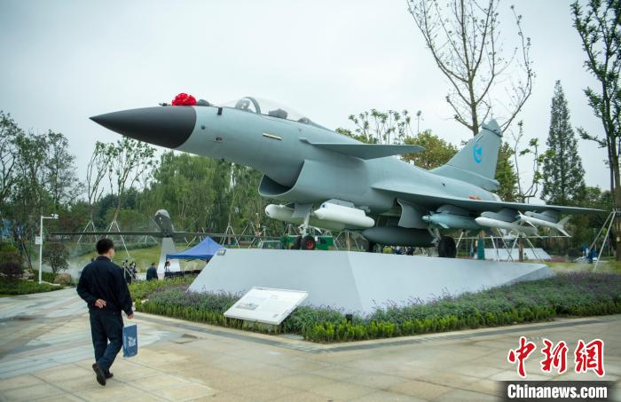 園林式戰(zhàn)斗機(jī)博物館內(nèi)展示的“殲10C”飛機(jī)。　劉忠俊 攝
