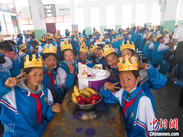 圖為加查縣安繞鎮(zhèn)小學(xué)學(xué)生集體過(guò)六一兒童節(jié)?！“怖@鎮(zhèn)小學(xué)供圖