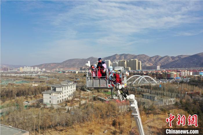 圖為小朋友在消防員的陪同下，體驗(yàn)78米登高平臺(tái)消防車。　楊龍建 攝