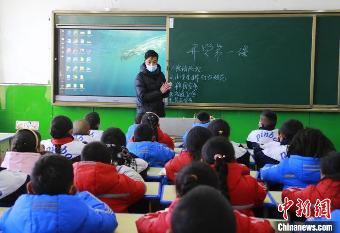 圖為學生正在上課?！●R銘言 攝