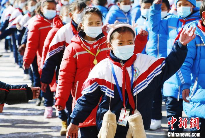 圖為學生跳起歡快的藏族舞蹈迎接新學期?！●R銘言 攝