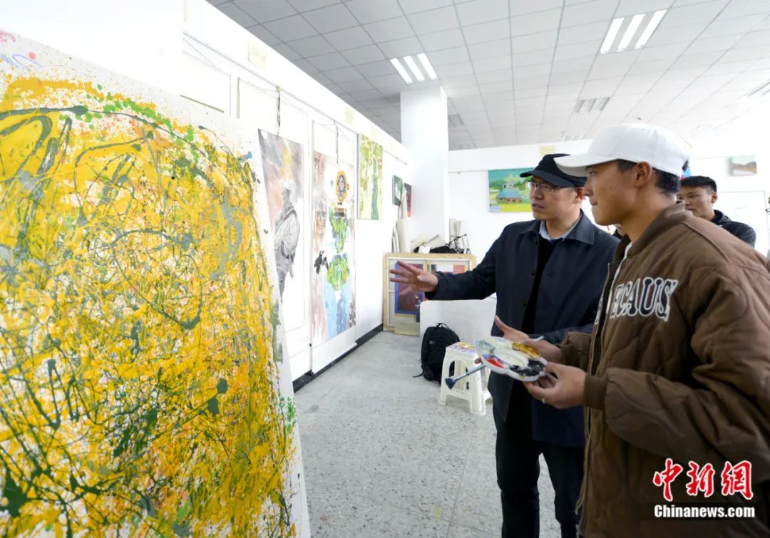 劉洋在課堂上指導(dǎo)學(xué)生繪畫技巧。<a target='_blank' href='/'><p  align=