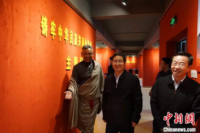 資料圖為參觀鑄牢中華民族共同體意識主題展?！『F龍 攝