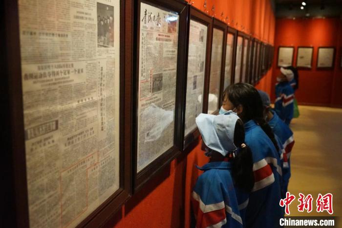 資料圖為玉樹市第四完小學(xué)生參觀鑄牢中華民族共同體意識主題展。　胡貴龍 攝