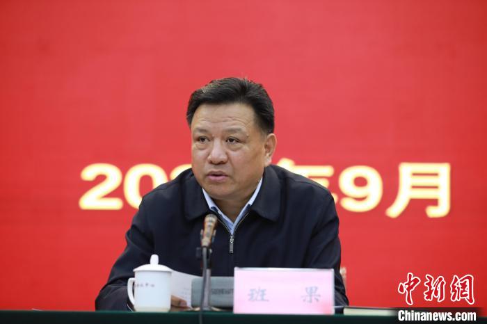 圖為青海省委常委、統(tǒng)戰(zhàn)部部長班果出席會議并講話。　胡貴龍 攝