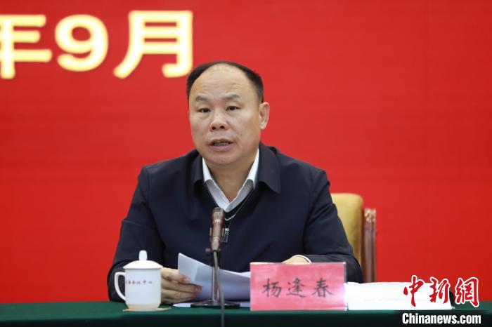 圖為青海省副省長楊逢春主持會議并講話?！『F龍 攝