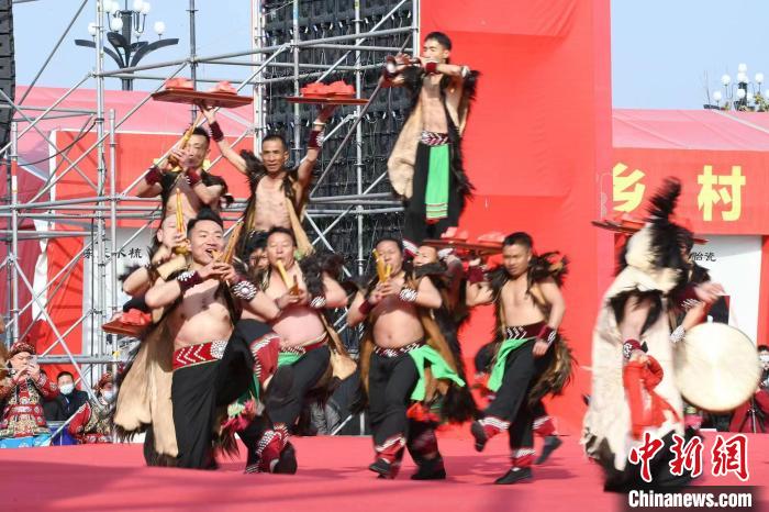 圖為少數(shù)民族舞蹈展演?！×赫赵?攝