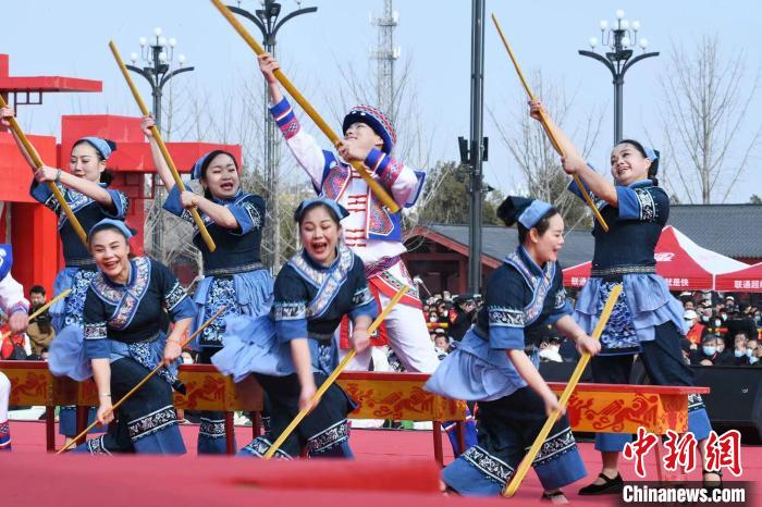 圖為廣西壯族打扁擔(dān)展演?！×赫赵?攝