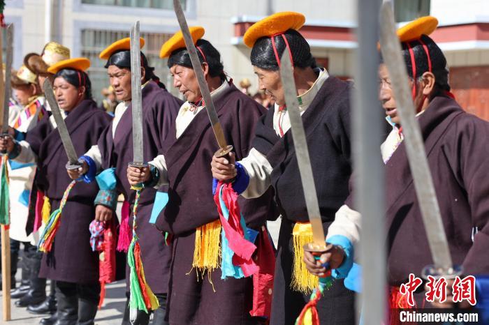 圖為藝人們手持藏刀表演加麻百·甲江?！愔闈扇?攝