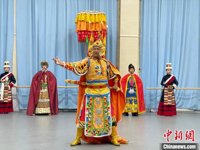 圖為格薩爾劇展演?！∠锴凡抛?供圖