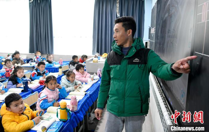 3月14日，西藏拉薩市第一小學藏語文老師拉巴次仁在課堂上?！±盍?攝