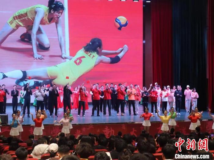 2023年全國(guó)青少年女排集訓(xùn)閉幕式現(xiàn)場(chǎng)?！√旖蝮w育學(xué)院供圖