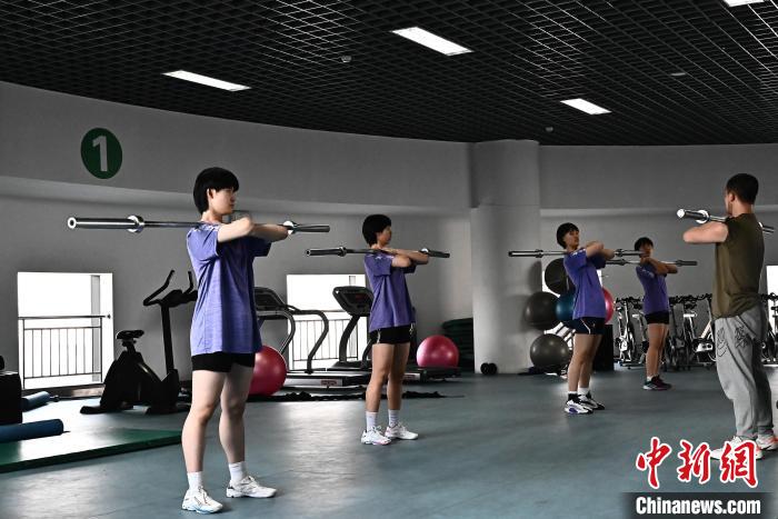 圖為全國(guó)青少年女排在天津進(jìn)行集訓(xùn)。　天津體育學(xué)院供圖