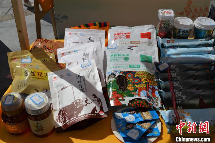 推介活動上的農(nóng)特產(chǎn)品展示?！≈炝杞?攝