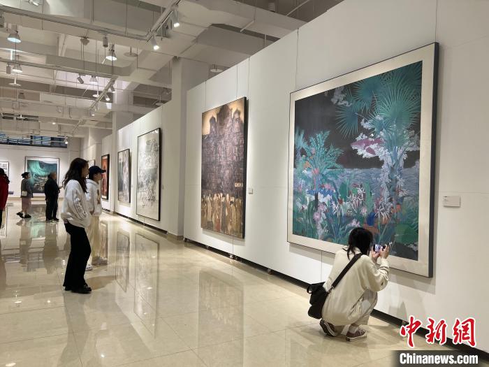 圖為全國青年教師中國畫學術(shù)邀請展吸引學生觀展?！＄婌?攝