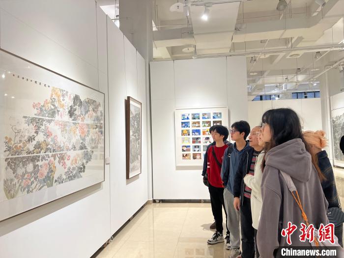 圖為全國青年教師中國畫學術(shù)邀請展現(xiàn)場?！＄婌?攝