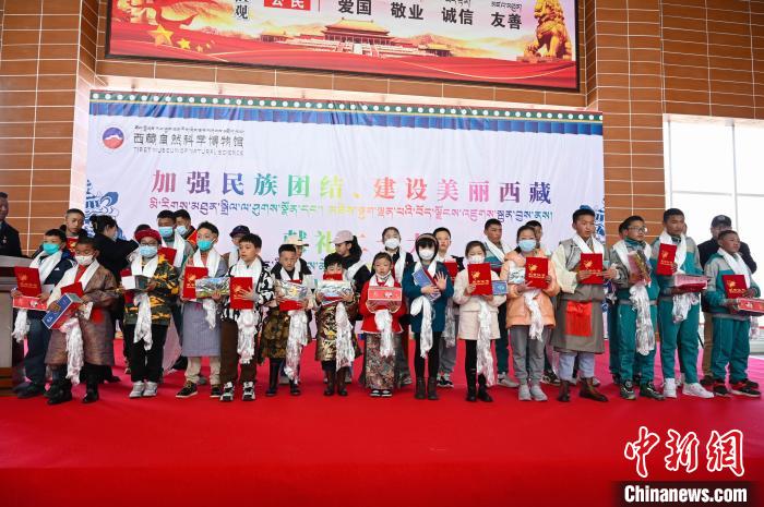 圖為部分獲獎學(xué)生合影?！≮w朗 攝