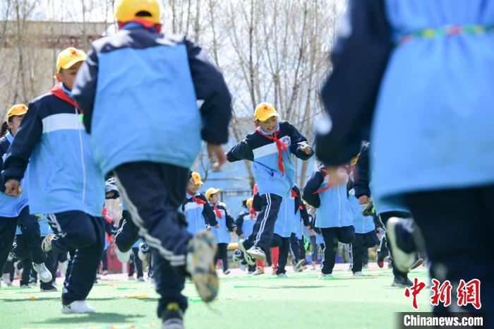 圖為學生在跳繩教練齊景龍的指導下做準備運動。　貢嘎來松 攝