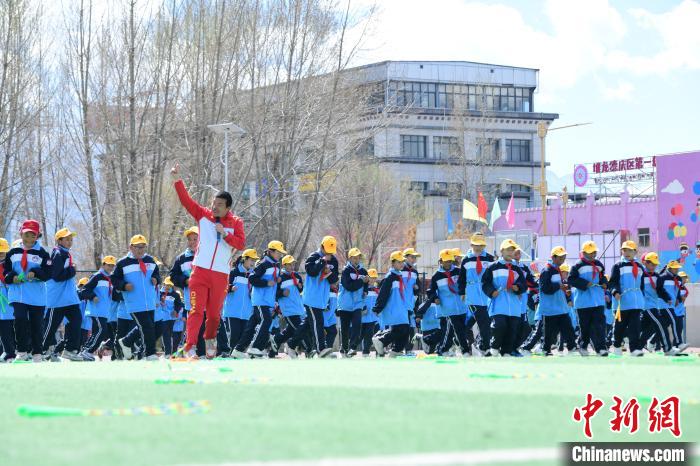 圖為學生在跳繩教練齊景龍的指導下做準備運動?！∝暩聛硭?攝