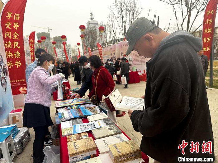 圖為民眾在活動現(xiàn)場讀書、購書?！±铍h 攝