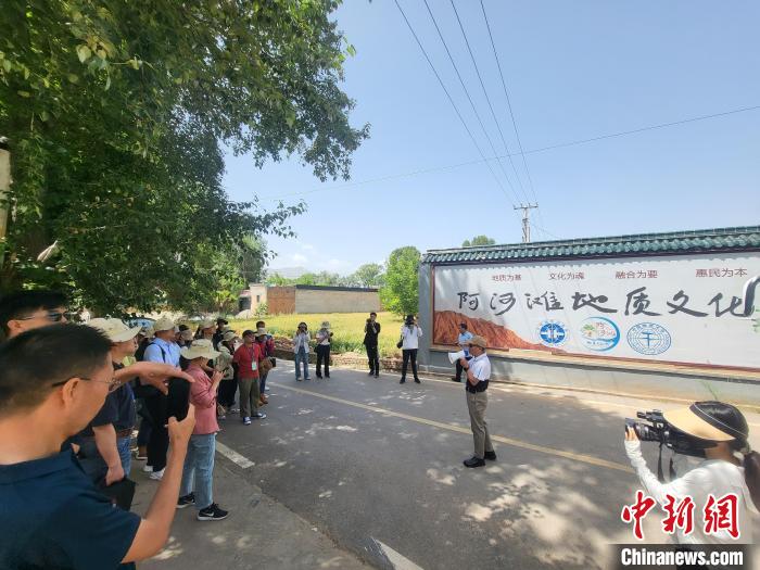 圖為中國(guó)地質(zhì)大學(xué)(北京)教授張緒教介紹村落情況?！『衍?攝