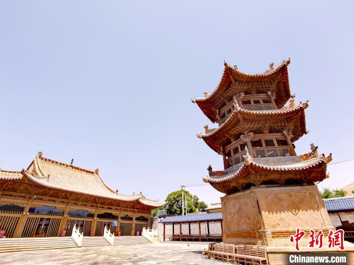 圖為阿河灘清真寺局部?！?zhí)砀?攝
